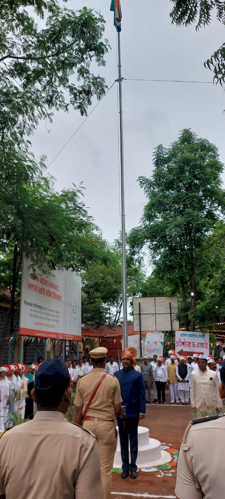 स्वातंत्र्यदिनी तहसिल कार्यालय येथे  ध्वजारोहण संपन्न