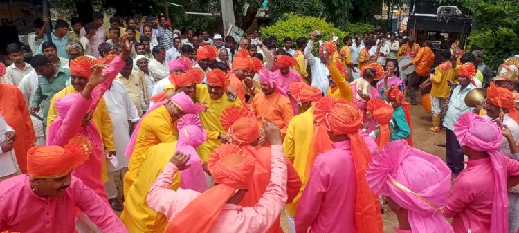 *कासार शिरशी पोलीस स्टेशनच्या गणेश विसर्जन मिरवणुकी त पोलीस कर्मचाऱ्यां मधील कलाविष्का राचे उत्कृष्ट सादरीकरण*