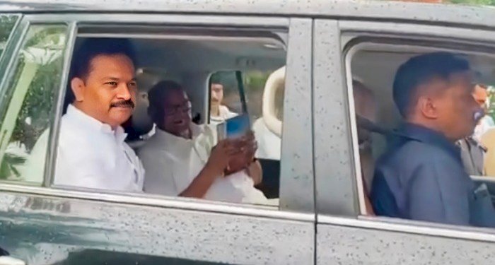 *खा .शरद पवारांच्या गाडीत आभिजीत पाटील दिसल्याने विरोधकाना दे धक्का:-*