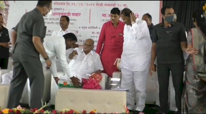 *खा .शरद पवार यांना दिले दोन डझन आंब्याचे खोके देऊन प्रा .मारुती जाधव झाले ओके:-*