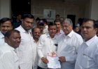 सोलापूर जिल्हा ग्रंथालय संघाचे मंत्री चंद्रकांत पाटील यांना विविध मागण्याचे निवेदन..