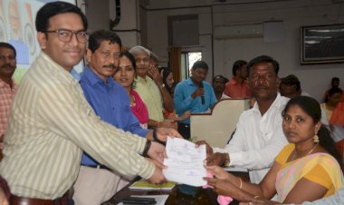 सोलापूर जिल्हाधिकारी कार्यालयात विविध दाखल्यांच्या वाटपाने सेवा पंधरवड्याची सांगता ; जिल्हाधिकारी मिलिंद शंभरकर यांनी केल्या प्रशासनाला सूचना..