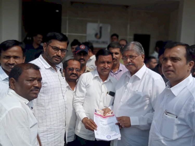 सोलापूर जिल्हा ग्रंथालय संघाचे मंत्री चंद्रकांत पाटील यांना विविध मागण्याचे निवेदन..
