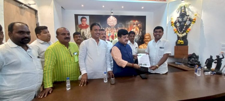 गादेगाव ग्रामपंचायत मधील विविध विकास कामाचे आमदार प्रवीण दरेकर यांना निवेदन.