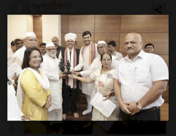 शासकीय महापूजेसाठी श्री विठ्ठल - रुक्मिणी मंदिर समितीच्या वतीने उपमुख्यमंत्री देवेंद्र फडणवीस यांना निमंत्रण