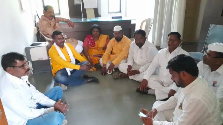 आरटीओ कार्यालयात स्वतःला कोंडून घेत ऊस दर संघर्ष समितीचे अनोखे आंदोलन