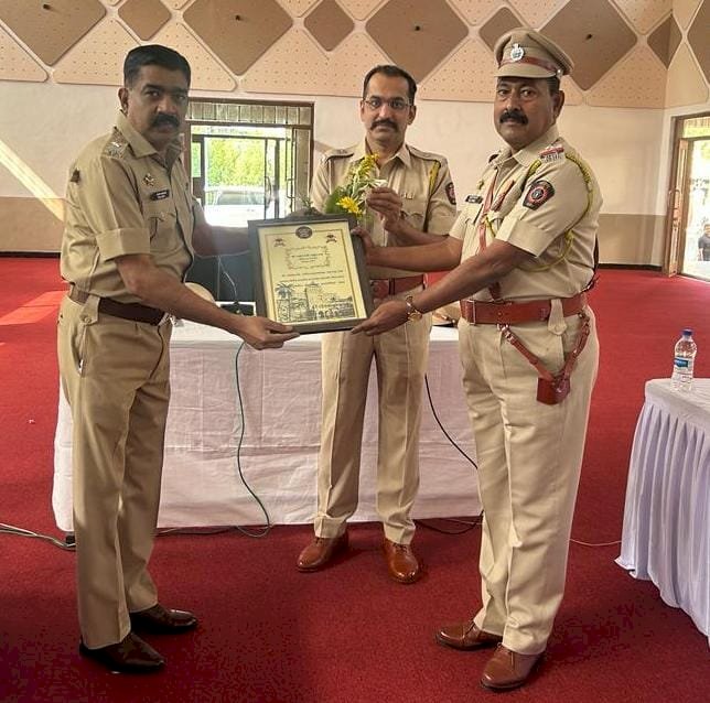 पंढरपूरचे पोलीस उपनिरीक्षक अब्दुल हमीद याकुब शेख यांना प्रशासनीय सेवेसाठी पोलीस महासंचालक सन्मान चिन्ह प्रदान..
