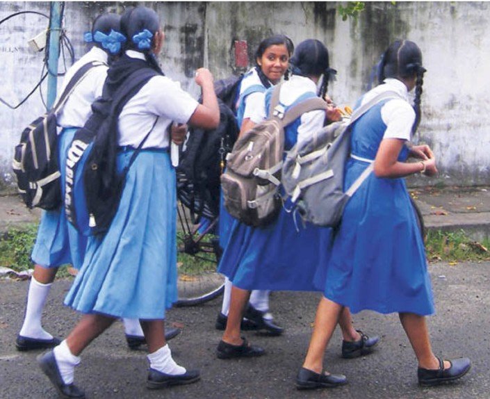 गुरूजींनी तपासले विद्यार्थ्यांचे दप्तर, बॅगमधून निघाले कंडोम आणि गर्भनिरोधक गोळ्या