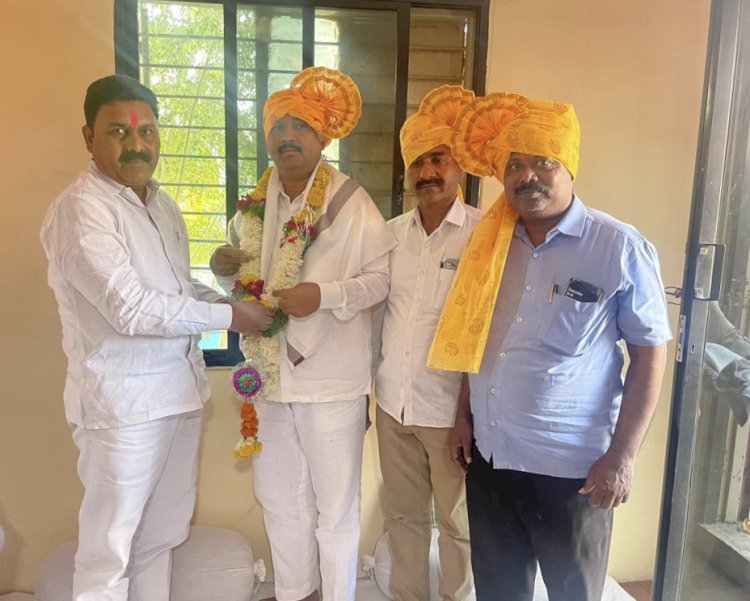 सोलापूर जिल्हा माध्यमिक शिक्षक व सेवक पतसंस्थेच्या चेअरमनपदी समाधान घाडगे; व्हाईस चेअरमनपदी शिवाजी शिंदे.