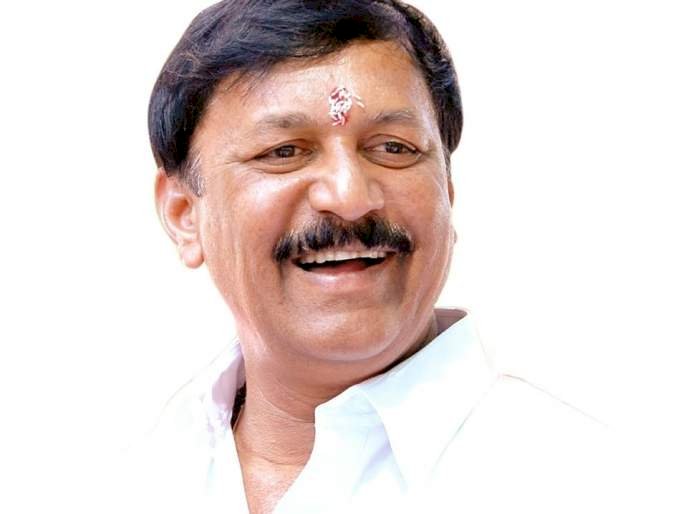 सोलापुरात भाजपचे आमदार विजयकुमार देशमुख यांच्या अंगावर शाही फेकली..!