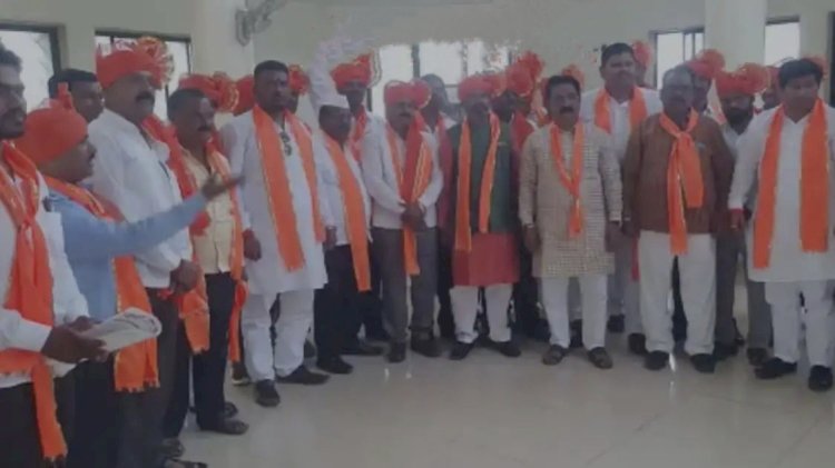 सोलापुरात जिल्ह्यात शिंदे गटाला  शिवसेनेचा जोरदार दणका; उपजिल्हाप्रमुखासह ठाकरे गटात २१ जनाचा प्रवेश.