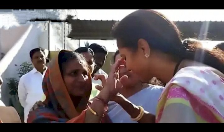 खासदार सुप्रिया सुळे यांनी पतीच्या पश्चात विधवा महिलेच्या कपाळावर लावलं कुंकू..!