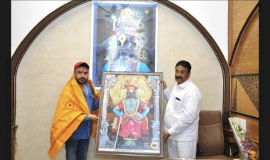 विठ्ठल - रुक्मिणी मंदिर समितीला विठ्ठल भक्ताने दिली २१लाखाची देणगी..