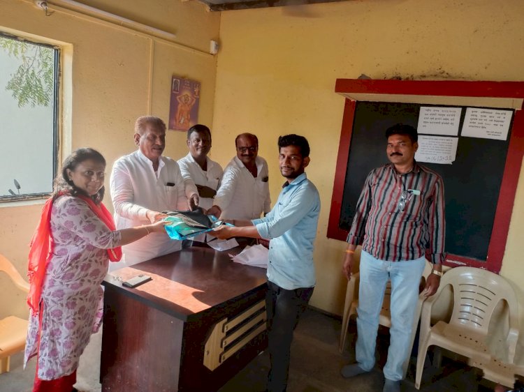 सिताराम महाराज साखर कारखान्यात २ लाख मे.टनाचे उचांकी गाळप व  कामगारांना गणवेशाचे वाटप..