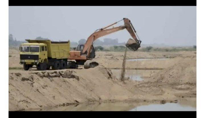 सोलापूरचे पालकमंत्री डॉ. राधाकृष्ण विखे - पाटील पंढरपुरातील वाळू चोरीबाबत काय निर्णय घेणार? की महसूल विभागाला अभय देणार?      नागरिकातून चर्चा