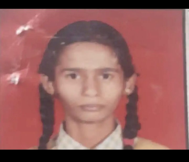प्रजासत्ताक दिनाच्या प्रभात फेरी दरम्यान चक्कर येऊन पडल्याने  विद्यार्थीनीचा मृत्यू