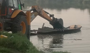 मुंढेवाडी येथील भीमा नदीच्या पात्रातील होडीवर जेसीबी फिरवला पोलीस व महसूल विभागाची कारवाई तर गुरसाळेत वाळूमाफीयाकडे काना डोळा