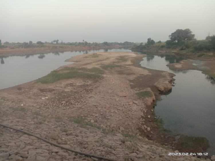 वाळूतस्कर झाले मजोर, वाळूच्या उपशासाठी गुरसाळे बंधाऱ्याचे दरवाजे काढल्याने आठ गावांवर जलसंकट