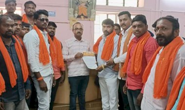 पंढरपूर तालुक्यात अवैद्य वाळू उपसा प्रकरणी तलाठी व महसूल अधिकारी यांच्या विरोधात झाले आक्रमक आंदोलन..