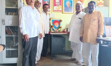 वाखरी येथील अहिल्यादेवी होळकर सार्वजनिक वाचनालयात महात्मा फुले जयंती साजरी..