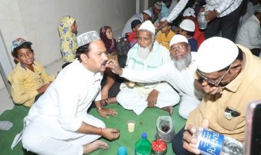 अभिजीत पाटील यांच्या संकल्पनेतून राबवत असलेल्या सामाजिक क्रमातून स्वर्गीय आमदार भारत नाना भालके यांच्या पॅटर्नची तालुका भर चर्चा *--------------------------------------------------------------------------------------* पंढरपूर येथे चेअरमन अभिजीत आबा पाटील यांच्या वतीने इफ्तार पार्टी कार्यक्रम मोठ्या उत्साहात संपन्न..