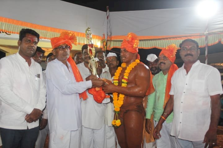 सतपाल सोनटक्के सिद्धनाथ केसरी चा मानकरी ठरला