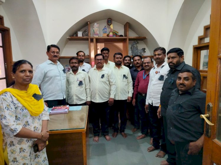 विठ्ठल रुक्मिणी मंदिरे समितीच्या कर्मचाऱ्यांचे कामगार दिनी विविध मागण्यासाठी काळ्याफिती लावून कामकाज