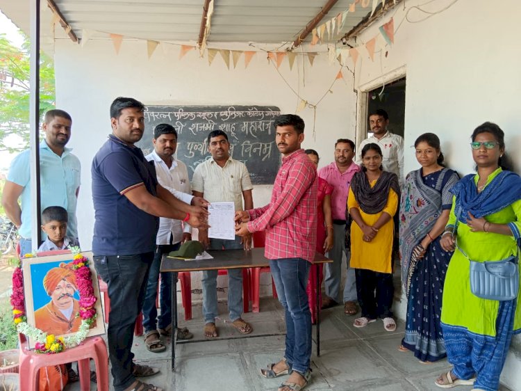 गादेगाव येथील शिवरत्न पब्लिक स्कूलमध्ये राजश्री शाहू महाराज यांना अभिवादन...