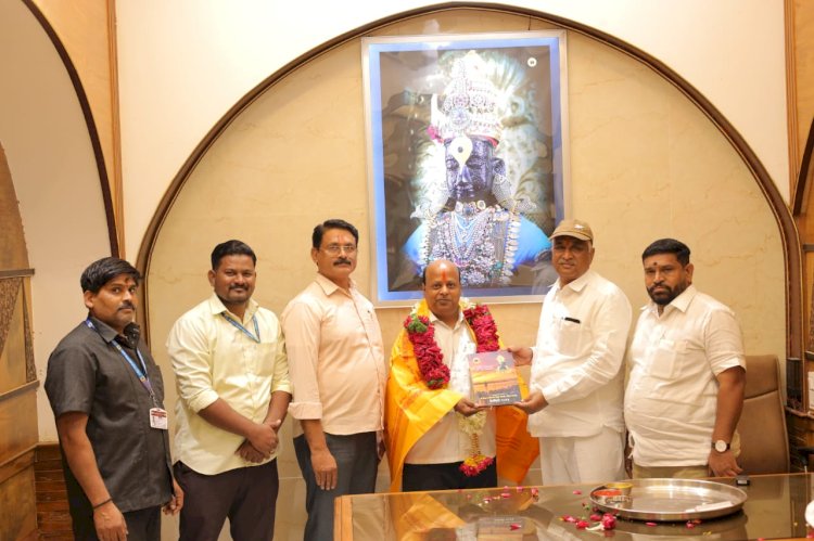 पंढरपूर येथे तेज न्यूजचे संपादक प्रशांत माळवदे यांचा श्री विठ्ठल मंदिर समितीच्या वतीने सत्कार..