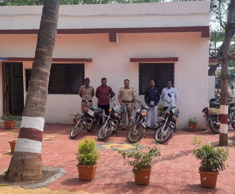 मंगळवेढा शहर व ग्रामीण हद्दीतील मोटार सायकल चोरांना अटक , 2 लाख रुपये किंमतीच्या 4 मोटार सायकली केल्या हस्तगत, पोलीस निरीक्षक रणजीतसिंह माने यांची धडक कारवाई.