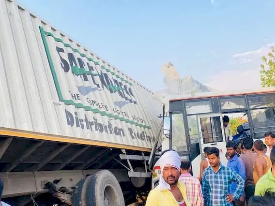 बुलढाण्यात एसटी बस आणि ट्रकचा भीषण अपघात, ८ जण ठार; अमरावतीत एकाच कुटुंबातील ५ जण दगावले