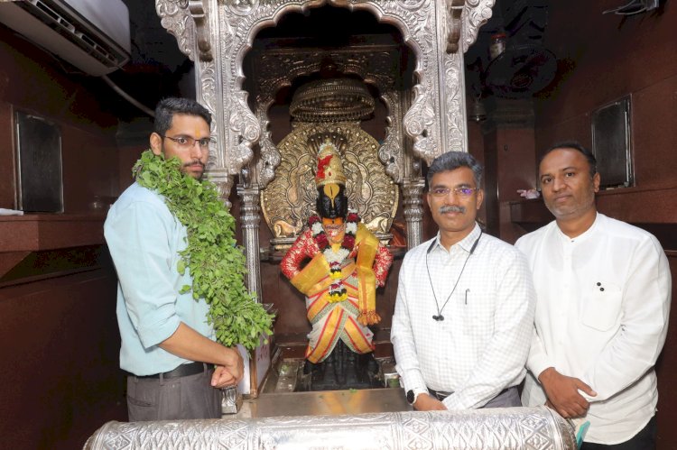 जिल्हाधिकारी कुमार आशीर्वाद यांनी घेतले श्री विठ्ठल रुक्मिणी मातेचे दर्शन