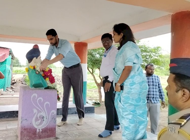 महसूल सप्ताह अंतर्गत "सैनिक हो तुमच्यासाठी" हा उपक्रम.... जिल्हाधिकारी कुमार आशीर्वाद यांच्याकडून शहीद किसन माने यांच्या स्मारकास पुष्पहार अर्पण करून अभिवादन..