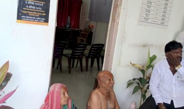 स्वस्त धान्य मिळण्यासाठी चक्क 80 वर्षाच्या वृध्द जोडप्याने तहसील मधील पुरवठा विभाग अधिकार्‍याच्या दालनासमोर केले अर्धनग्न आंदोलन