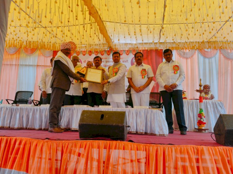प्राचार्य .डॉ .एस .एस गोरे यांना उत्कृष्ट शाखाप्रमुख पुरस्कार