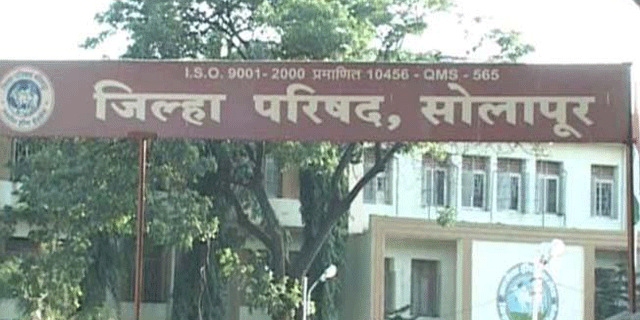 सोलापूरचे शिक्षणाधिकारी यांचे कार्यालयासमोर शिक्षकांचा टाहो, फडके साहेब, आम्हाला गुन्हा दाखल केल्याची प्रत द्या,  केली मागणी