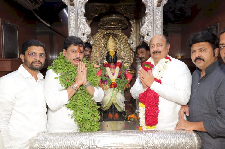 कृषीमंत्री धनंजय मुंडे यांनी घेतले श्री. विठ्ठल रुक्मिणी मातेचे दर्शन