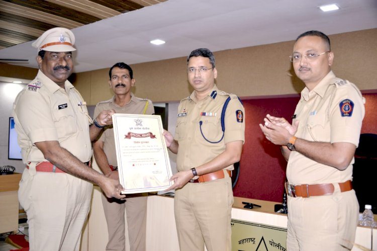 वरिष्ठ पोलीस निरीक्षक मनोजकुमार  यादव यांचा विशेष प्रशस्ती पत्रक देवुन गौरव