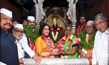 बा विठ्ठला...राज्यातील सर्व जनतेला सुखी व समाधानी ठेवून सर्वांच्या मनोकामना पूर्ण कर     - उपमुख्यमंत्री देवेंद्र फडणवीस यांचे श्री विठ्ठलाचरणी साकडे  कार्तिकी एकादशीनिमित्त श्री विठ्ठल रुक्मिणीची शासकीय महापूजा संपन्न  नाशिक जिल्ह्यातील श्री. बबन विठोबा घुगे व सौ. वत्सला बबन घुगे ठरले मानाचे वारकरी  श्री विठ्ठल रुक्मिणी मंदिर व परिवार देवता विकास संवर्धन आराखड्याच्या पहिल्या टप्प्यातील 26 कोटीच्या कामाचा शुभारंभ