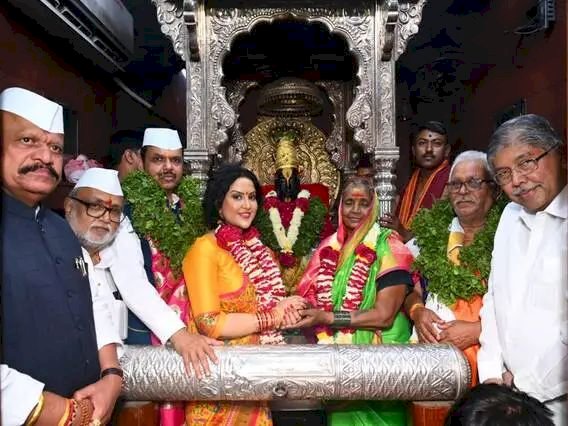 बा विठ्ठला...राज्यातील सर्व जनतेला सुखी व समाधानी ठेवून सर्वांच्या मनोकामना पूर्ण कर     - उपमुख्यमंत्री देवेंद्र फडणवीस यांचे श्री विठ्ठलाचरणी साकडे  कार्तिकी एकादशीनिमित्त श्री विठ्ठल रुक्मिणीची शासकीय महापूजा संपन्न  नाशिक जिल्ह्यातील श्री. बबन विठोबा घुगे व सौ. वत्सला बबन घुगे ठरले मानाचे वारकरी  श्री विठ्ठल रुक्मिणी मंदिर व परिवार देवता विकास संवर्धन आराखड्याच्या पहिल्या टप्प्यातील 26 कोटीच्या कामाचा शुभारंभ