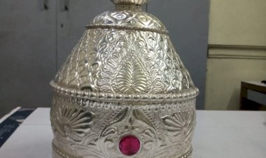 श्री. रुक्मिणीमातेस धाराशिव येथील भाविकाकडून चांदीचा टोप अर्पण.