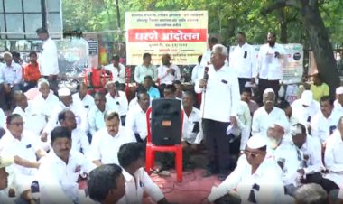 ग्रंथालय संचालक दत्तात्रय क्षीरसागर यांचे वरील अन्यायाविरोधात जिल्हा ग्रंथालय संघाच्या वतीने जिल्हाधिकारी कार्यालयासमोर धरणे आंदोलन... शासनमान्य ग्रंथालयाने १ दिवस ग्रंथालये बंद ठेवून दिला पाठिंबा