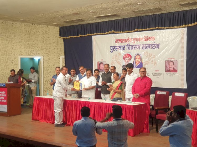 नितीन उर्फ डी. डी जाधव सर यांना राज्यस्तरीय महात्मा फुले-सावित्रीबाई फुले आदर्श गुणवंत शिक्षक पुरस्कार प्रदान.