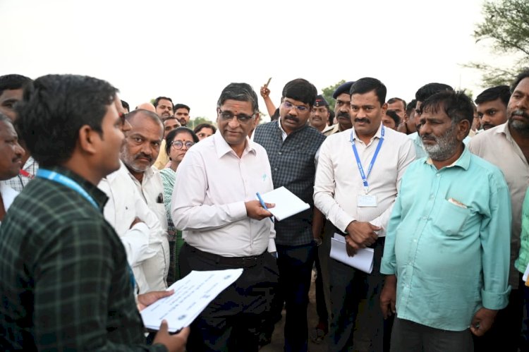 केंद्रीय दुष्काळ पाहणी पथकाकडून माळशिरस व सांगोला तालुक्यातील दुष्काळग्रस्त गावांची पाहणी
