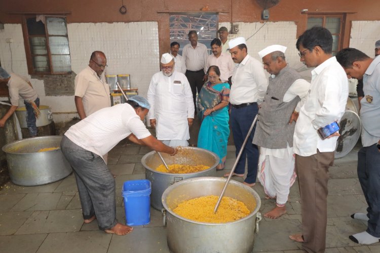 अन्न व औषध प्रशासनाच्या सर्व नियमांचे पालन करून मंदिर समिती मार्फत लाडूप्रसादाची निर्मिती;  वारकरी भाविकांचे हित जोपासण्याचा मंदिर समितीचा प्रयत्न;- गहिनीनाथ महाराज औसेकर.