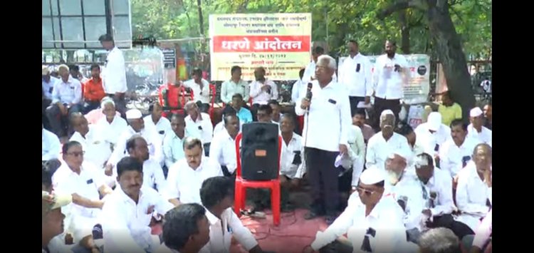 ग्रंथालय संचालक दत्तात्रय क्षीरसागर यांचे वरील अन्यायाविरोधात जिल्हा ग्रंथालय संघाच्या वतीने जिल्हाधिकारी कार्यालयासमोर धरणे आंदोलन... शासनमान्य ग्रंथालयाने १ दिवस ग्रंथालये बंद ठेवून दिला पाठिंबा