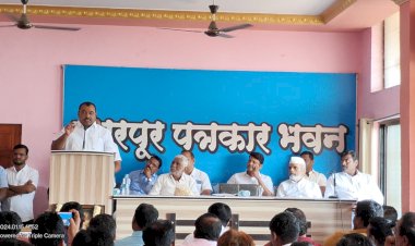 पत्रकार हा समाजाबरोबरच लोकप्रतिनिधींचा आरसा असतो : आ.समाधानदादा आवताडे  पत्रकारांच्या घरकुलाचा प्रश्न मार्गी लावण्यासाठी प्रयत्न करणार : समाधानदादा आवताडे   पंढरपूर येथे आमदार समाधान आवताडे यांच्या वतीने पत्रकार बांधवांचा सन्मान.