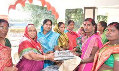 ' सहकार शिरोमणी 'कारखाना कार्यस्थळावर तिळगुळ वाटप व ऊस तोडणी महिला मजुरांना साडी वाटपाचा कार्यक्रम संपन्न..,