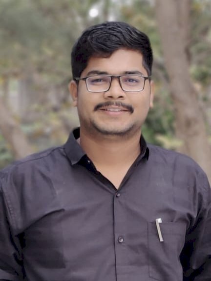 माथाडी कामगाराचा मुलगा बनला उपजिल्हाधिकारी, २५ वर्षीय समाधान घुटूकडे यांची  कहाणी