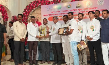 शहाजी शेनवे  सोलापूर जिल्हा परिषदेच्या आदर्श ग्रामसेवक पुरस्काराने सन्मानित..